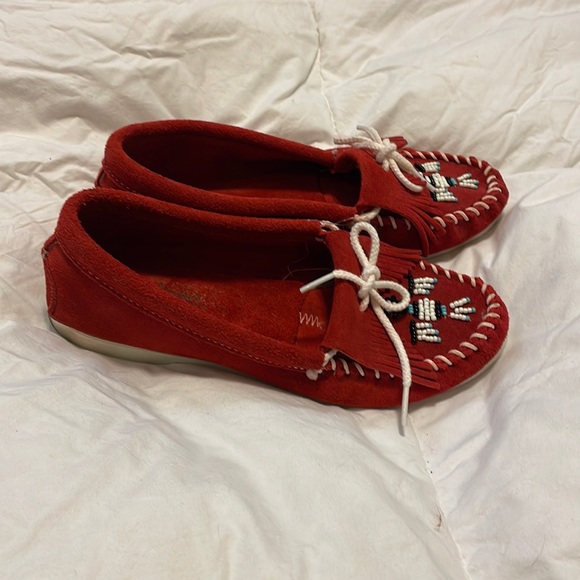 Minnetonka Red Kilty Moccasins Women's Size 8 1/2 - Picture 2 of 9